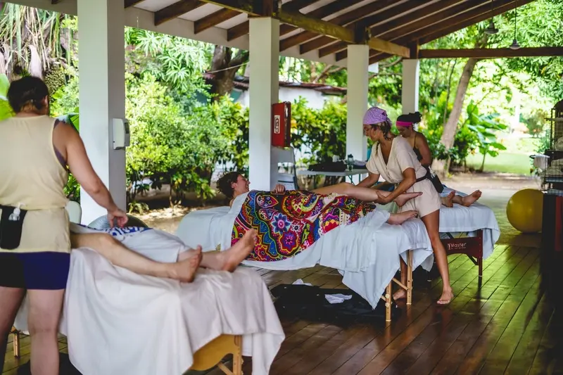 Students practicing massage at crsmt (3)